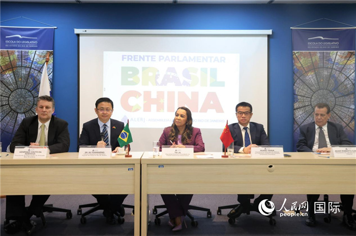 新一屆里約州巴西中國議員陣線在里約熱內(nèi)盧成立并舉行慶?；顒?dòng)，與會(huì)嘉賓在現(xiàn)場致辭。 人民網(wǎng)記者 時(shí)元皓攝