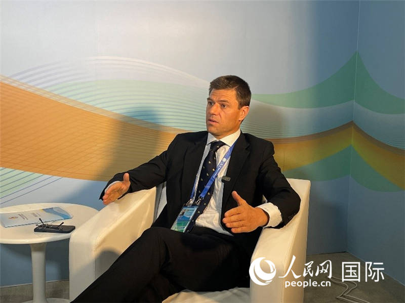 葡中工商會(huì)秘書長(zhǎng)伯納德?門迪亞接受采訪。 人民網(wǎng)記者 張榮攝