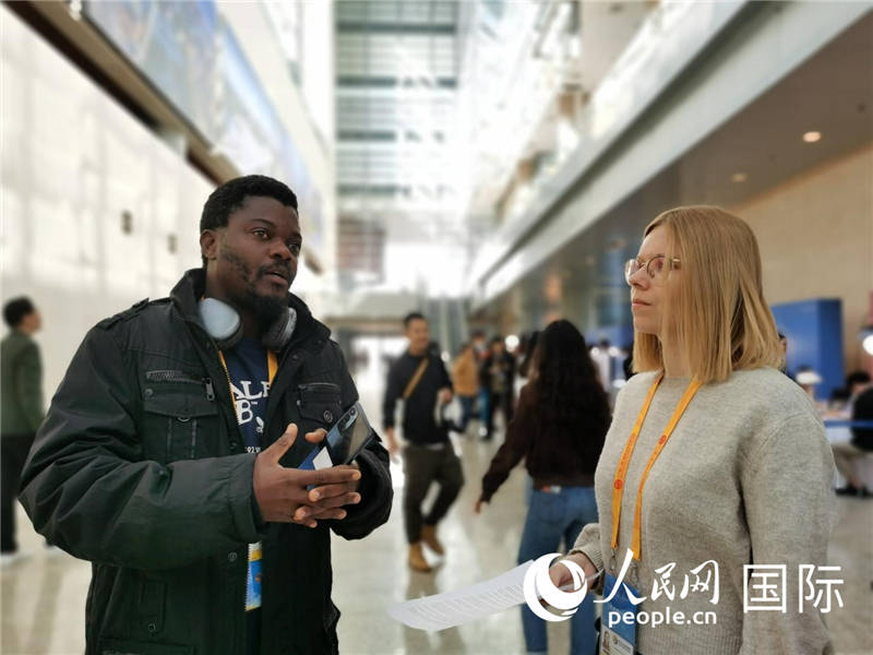 剛果（金）未來集團廣播電視部記者雨果-恩澤扎接受人民網(wǎng)采訪。人民網(wǎng) 孫鴻宇攝