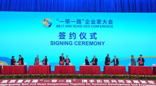 　　這是10月17日拍攝的簽約儀式現(xiàn)場。當(dāng)日，“一帶一路”企業(yè)家大會在北京召開。（新華社記者王毓國攝）