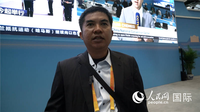 印尼《辛加朗綜合日?qǐng)?bào)》記者班邦·蘇利斯提奧（Bambang Sulistio）與記者交談。人民網(wǎng) 楊春燕攝