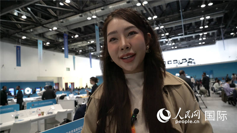 泰國(guó)TOPNEWS電視臺(tái)主播蓬薩婉?乍如潘（Phonsawan Jarupan）與記者交談。人民網(wǎng) 楊春燕攝