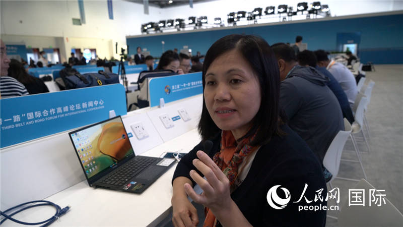 越南之聲廣播電臺(tái)記者胡鴻行（音譯，H? H?ng H?nh）與記者交談。人民網(wǎng) 楊春燕攝