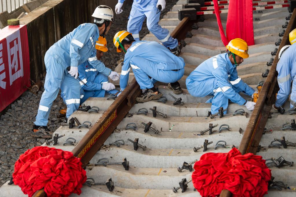 3月31日，在印度尼西亞雅加達雅萬高鐵哈利姆車站，工人鋪設雅萬高鐵全線最后一根鋼軌。