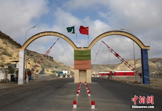 5月5日，瓜達爾港出入口的拱門。瓜達爾港是阿拉伯海沿岸的一座天然不凍良港，也是中巴經(jīng)濟走廊的南端起點。中國公司自2013年開始取得瓜達爾港的運營權(quán)，目前各項工作逐步展開。盡管自然條件差、物資匱乏，但瓜達爾卻有著重要的地理位置。瓜達爾是巴基斯坦通往波斯灣和阿拉伯海的大門，距離霍爾木茲海峽僅400公里。作為一帶一路有益補充的中巴經(jīng)濟走廊經(jīng)濟構(gòu)架的確立，使位于巴基斯坦最南端的瓜達爾港成為中巴經(jīng)濟走廊的一個重要出?？?。<a target='_blank' href='/'><p  align=