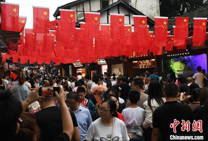 圖為重慶千年古鎮(zhèn)磁器口游人如織。<a target='_blank' href='/' ><p  align=