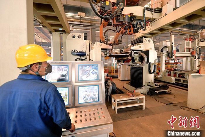 資料圖：車間內(nèi)工作人員進行機器操作。<a target='_blank' href='/' _fcksavedurl='/'><p  align=