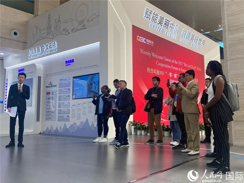 2023“一帶一路”媒體合作論壇聯(lián)合采訪團(tuán)參訪中國(guó)能建。人民網(wǎng)記者 于洋攝