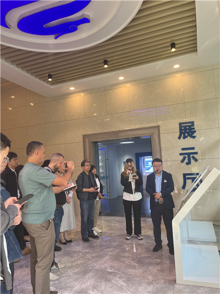 （在文瀾智谷中試產(chǎn)業(yè)基地，中外記者深入了解科技轉(zhuǎn)化情況 趙橙涔攝）