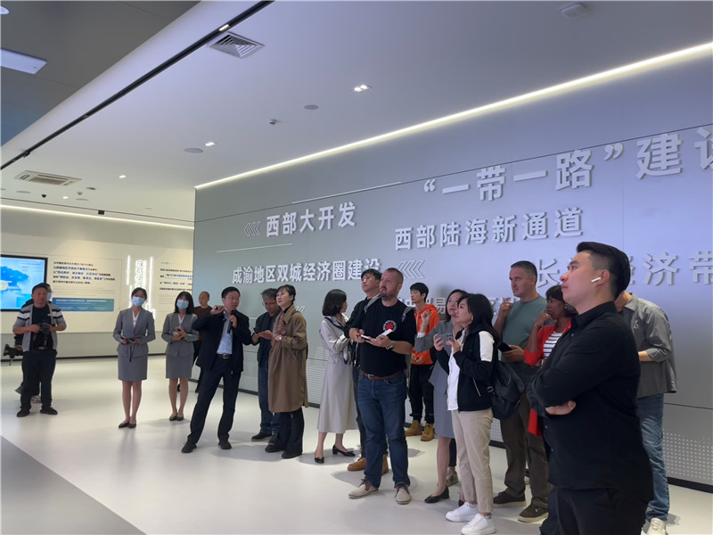 （成都國際鐵路港展廳，中外記者邊聽邊記，了解成都國際鐵路港運行情況 趙橙涔攝