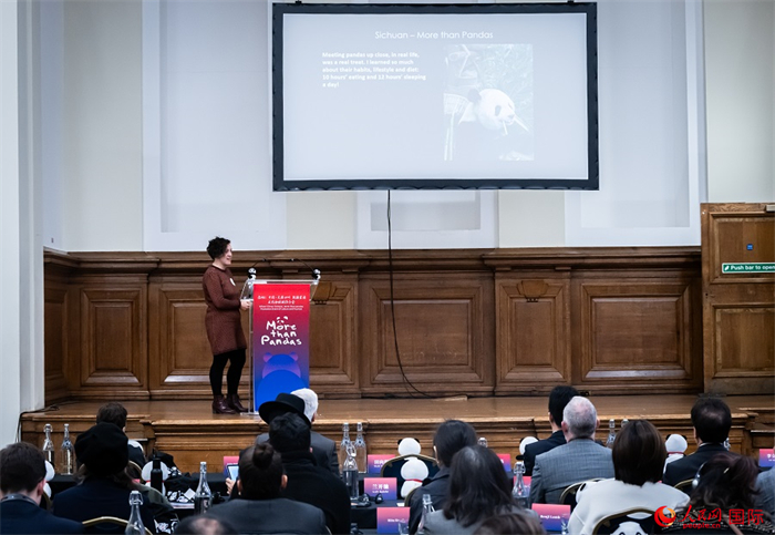 英國旅游達(dá)人瑪麗亞·拉莫爾作來川游歷主題分享。人民網(wǎng) 郭錦標(biāo)攝