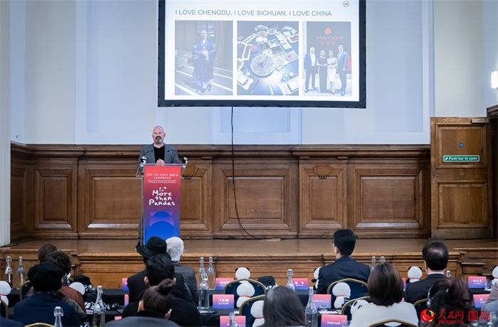 英國群英創(chuàng)意全球首席執(zhí)行官杰米·撒杰特在現(xiàn)場(chǎng)發(fā)言，分享如何進(jìn)一步提升四川旅游的國際影響力、吸引更多的英國游客。人民網(wǎng) 郭錦標(biāo)攝