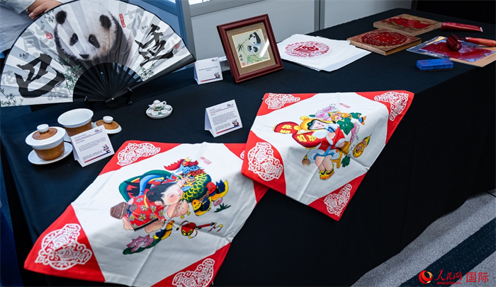 活動(dòng)現(xiàn)場(chǎng)的現(xiàn)場(chǎng)文創(chuàng)展、互動(dòng)體驗(yàn)區(qū)、非遺區(qū)展示。人民網(wǎng) 郭錦標(biāo)攝