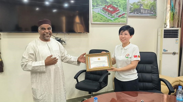 江西省衛(wèi)健委婦幼處處長(zhǎng)葉穎代表組派部門接受乍得衛(wèi)生部表彰。中國(guó)（江西）第18批援乍得醫(yī)療隊(duì)供圖