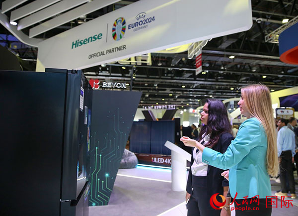 訪客在海信集團(tuán)展臺(tái)參觀。人民網(wǎng) 塔里克·易卜拉欣攝