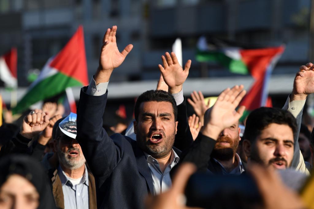 10月18日，人們?cè)谝晾实潞谔m舉行集會(huì)。當(dāng)日，突尼斯、土耳其、伊朗等多國(guó)民眾舉行集會(huì)，表達(dá)對(duì)巴勒斯坦人民的支持，并譴責(zé)針對(duì)加沙城醫(yī)院的襲擊。新華社記者 沙達(dá)提 攝