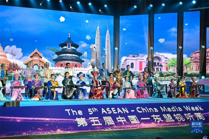 10月21日，在馬來(lái)西亞行政首都普特拉賈亞，演員在第五屆中國(guó)—東盟視聽(tīng)周開(kāi)幕活動(dòng)上表演。新華社記者 程一恒 攝