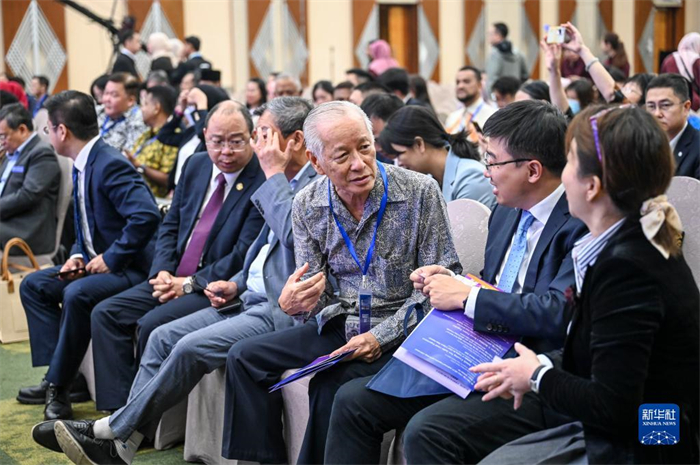 10月21日，在馬來(lái)西亞行政首都普特拉賈亞，嘉賓在第五屆中國(guó)—東盟視聽(tīng)周開(kāi)幕活動(dòng)上交談。新華社記者 程一恒 攝