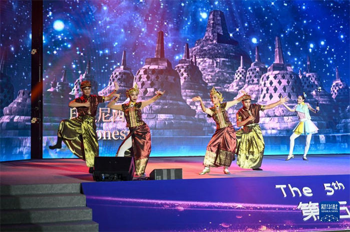 10月21日，在馬來(lái)西亞行政首都普特拉賈亞，演員在第五屆中國(guó)—東盟視聽(tīng)周開(kāi)幕活動(dòng)上表演。新華社記者 程一恒 攝