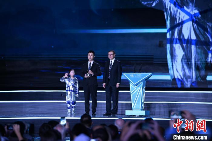 10月21日，2023雨果獎(jiǎng)在成都揭曉。中國(guó)科幻作家海漄憑小說(shuō)《時(shí)空畫(huà)師》獲2023雨果獎(jiǎng)“最佳短中篇小說(shuō)”?！D片由第81屆世界科幻大會(huì)組委會(huì)提供