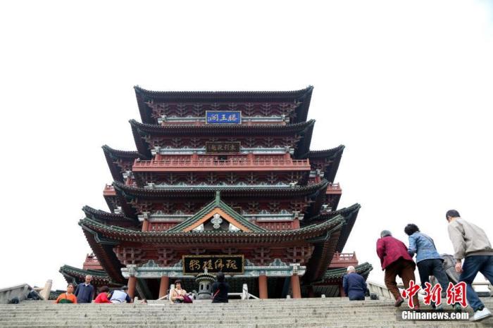 資料圖：中國(guó)農(nóng)歷九月初九，重陽(yáng)佳節(jié)。民眾來到位于江西南昌的滕王閣旅游區(qū)，登高祈福。<a target='_blank' href='/'><p  align=