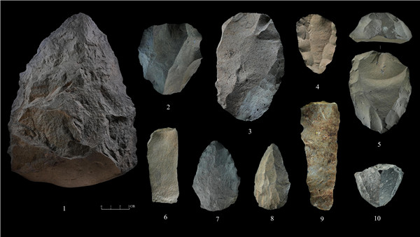 石制品 1.手斧 2、4、5.勒瓦婁哇石核（循環(huán)剝片法、優(yōu)先剝片法）3.勒瓦婁哇石葉石核 6.勒瓦婁哇石葉 7、8.勒瓦婁哇尖狀器 9.石葉 10.錐形石葉石核。中肯聯(lián)合考古隊(duì)供圖