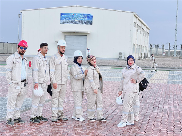 部分伊拉克員工合影。中國石油工程建設(shè)有限公司供圖