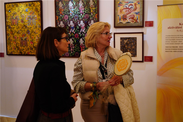 游客觀賞。布達(dá)佩斯中國文化中心供圖