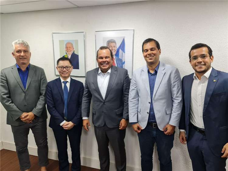 巴伊亞州副州長杰拉爾多·儒尼奧爾（中）與中國—巴伊亞州礦業(yè)委員會(huì)主要成員合影。巴西巴伊亞州“中國—巴伊亞州礦業(yè)委員會(huì)”供圖