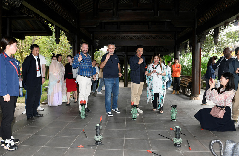 在安樂泉，中外記者體驗(yàn)投壺 趙橙涔攝