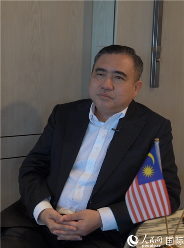 馬來西亞交通部部長(zhǎng)陸兆福在接受人民網(wǎng)專訪。人民網(wǎng) 張文捷攝