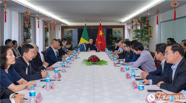 當(dāng)?shù)貢r間10月23日，國務(wù)院僑務(wù)辦公室主任陳旭（中）在巴西里約熱內(nèi)盧出席國務(wù)院僑辦代表團與里約僑界座談會。  王天聰 攝