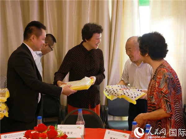 當(dāng)?shù)貢r間10月23日，國務(wù)院僑務(wù)辦公室主任陳旭（中）在巴西華人文化交流協(xié)會會館出席里約僑界舉辦的重陽節(jié)敬老聯(lián)歡活動，并為里約僑界長者代表送上慰問品。  人民網(wǎng)記者 陳海琪攝