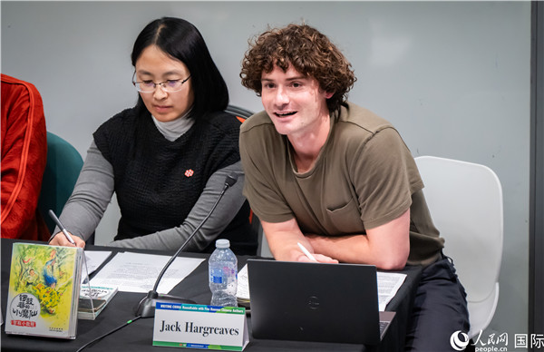 4、英國(guó)漢學(xué)家沈如風(fēng)對(duì)中國(guó)文學(xué)譯作的未來充滿期待。郭錦標(biāo)攝