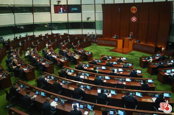 李家超在立法會(huì)宣讀新一份施政報(bào)告。圖片來源：香港“點(diǎn)新聞” 麥鈞杰 攝