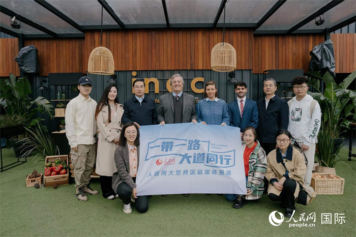 在烏拉圭第118屆普拉多牧農(nóng)業(yè)國(guó)際博覽會(huì)上，烏拉圭國(guó)家肉類協(xié)會(huì)主席與人民網(wǎng)記者合影。人民網(wǎng)記者 張若涵攝