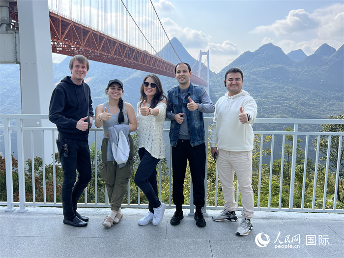 歐亞國家記者在壩陵河大橋下合影，并給大橋“點贊”。人民網(wǎng) 花放攝