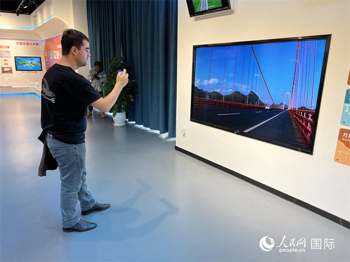 歐亞國家記者在橋梁博物館參觀。（人民網(wǎng) 花放攝）