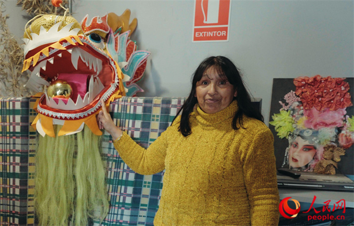 “熊貓閱覽室”一角。盧漢·梅洛為記者展示大使館贈送的龍頭。人民網(wǎng)記者 張若涵攝