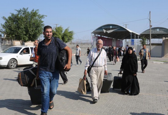   11月1日，人們在拉法口岸加沙一側(cè)準備前往埃及。新華社發(fā)（哈立德·奧馬爾攝）