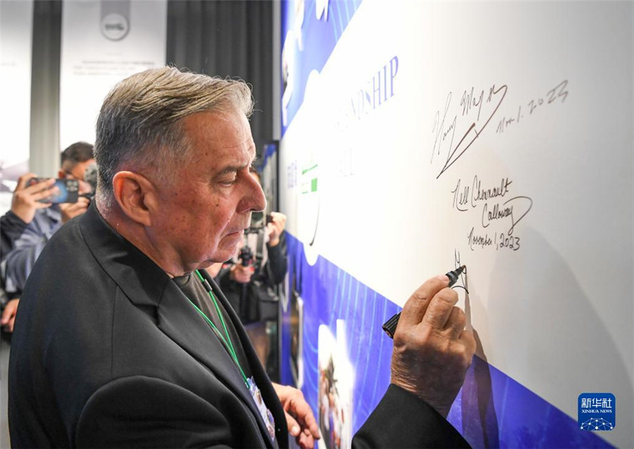 11月1日，美中航空遺產(chǎn)基金會主席格林在重慶史迪威博物館友誼墻上簽名。新華社記者 王全超 攝