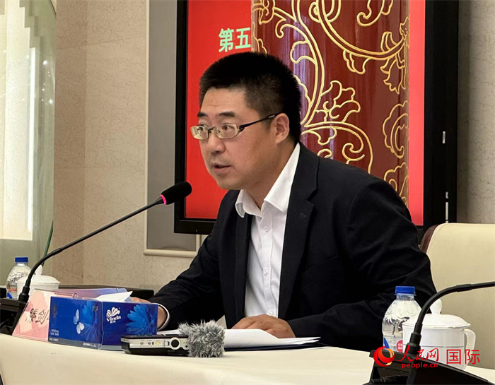 10月31日，歐美同學(xué)會(huì)副秘書長(zhǎng)滕劍峰在第五屆中法文化論壇媒體吹風(fēng)會(huì)上講話。（人民網(wǎng) 謝瑩攝）