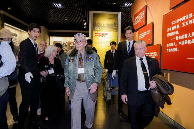 2023年10月30日，美國飛虎隊(duì)老兵梅爾·麥克馬倫一行參訪中國人民抗日戰(zhàn)爭紀(jì)念館。中國人民對外友好協(xié)會供圖