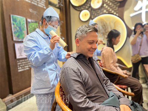   （外媒記者體驗(yàn)艾灸。中國(guó)經(jīng)濟(jì)周刊記者 郭志強(qiáng) 攝）