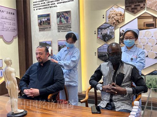   （外媒記者爭(zhēng)先恐后體驗(yàn)艾灸，直呼神奇。中國(guó)經(jīng)濟(jì)周刊記者 郭志強(qiáng) 攝）