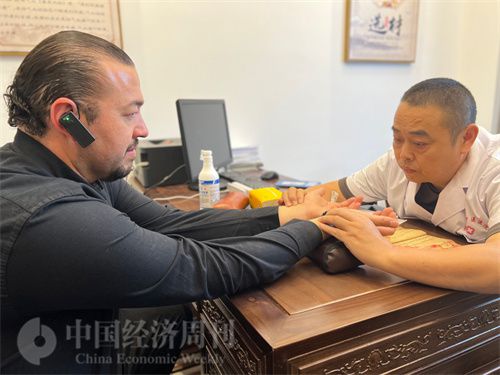   （外媒記者走進(jìn)中醫(yī)堂，問(wèn)診中醫(yī)名師。中國(guó)經(jīng)濟(jì)周刊記者 郭志強(qiáng)攝）