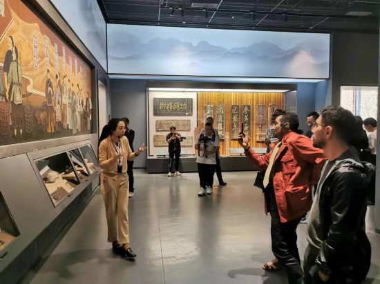  2023“一帶一路”媒體合作論壇聯(lián)合采訪團參觀中國藥都中醫(yī)藥博物館。（本報記者 黃超攝）