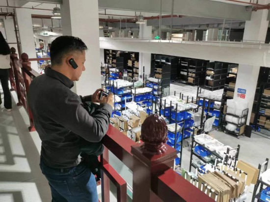 2023“一帶一路”媒體合作論壇聯(lián)合采訪團團員在仁和醫(yī)藥物流園拍攝記錄轉(zhuǎn)運流程。（本報記者 黃超攝）