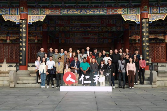 2023“一帶一路”媒體合作論壇聯(lián)合采訪團參觀仁和集團。（受訪者供圖）