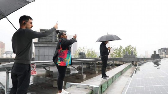   2023“一帶一路”媒體合作論壇聯(lián)合采訪團(tuán)參觀國家電投江西公司分宜電廠光伏矩陣。（本報(bào)記者 周歡攝）